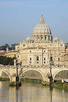 Europa, Italien, Rom, Blick auf den Petersdom mit Tiber im Vatikan - RUEF000868