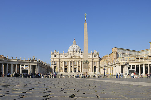 Europa, Italien, Rom, Blick auf den Petersdom und den Petersplatz im Vatikan - RUEF000870