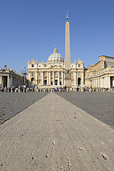 Europa, Italien, Rom, Blick auf den Petersdom und den Petersplatz im Vatikan - RUEF000871