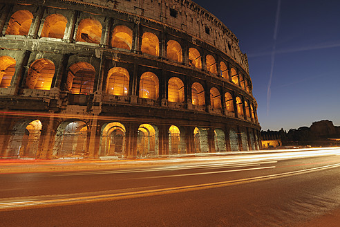 Europa, Italien, Rom, Blick auf das Kolosseum bei Nacht - RUEF000879
