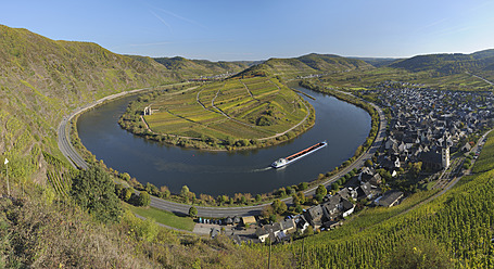 Deutschland, Rheinland-Pfalz, Moselschleife bei Bremm mit Weinberg - RUEF000880