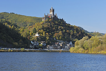 Germany, Rhineland-Palatinate, Town Cochem with Reichsburg in Mosel valley - RUEF000882