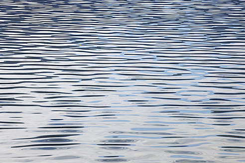 Deutschland, Bayern, Nahaufnahme von Kräuseln auf der Wasseroberfläche - RUEF000886