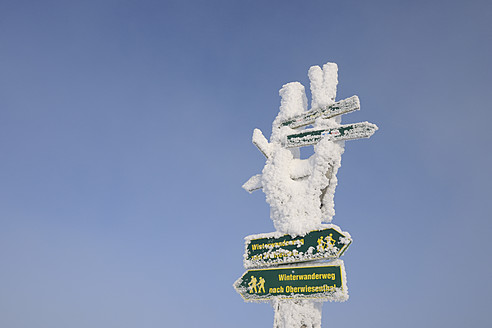 Deutschland, Sachsen, Blick auf schneebedeckte Wegweiser - RUEF000892