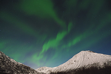 Norwegen, Troms, Blick auf Aurora Borealis bei Tromso - RUEF000915