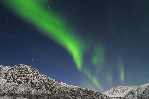 Norwegen, Troms, Blick auf Aurora Borealis bei Tromso - RUEF000918