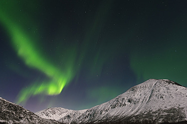 Norwegen, Troms, Blick auf Aurora Borealis bei Tromso - RUEF000919