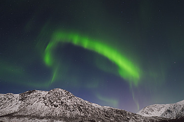Norwegen, Troms, Blick auf Aurora Borealis bei Tromso - RUEF000921