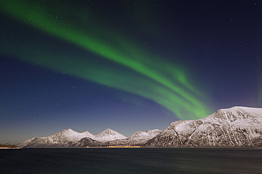 Norwegen, Troms, Blick auf Aurora Borealis bei Tromso - RUEF000923