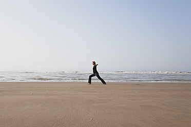 Belgien, Junge Frau beim Sport an der Nordsee - GWF001864