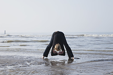 Belgien, Junge Frau beim Sport an der Nordsee - GWF001872