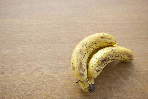 Nahaufnahme einer reifen Banane auf dem Tisch, lizenzfreies Stockfoto