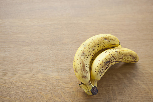 Nahaufnahme einer reifen Banane auf dem Tisch - FLF000088
