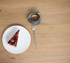 Erdbeerkuchen mit Kaffeetasse auf dem Tisch - FLF000087