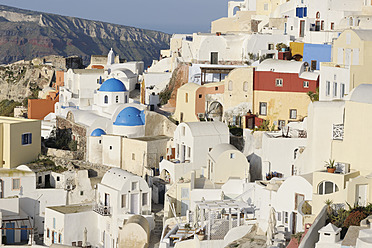 Greece, View of classical whitewashed church in Oia village - RUEF000927
