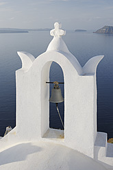 Griechenland, Glockenturm vor der Caldera bei Oia - RUEF000928