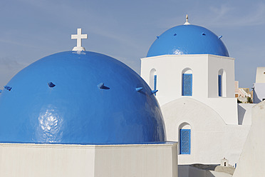 Greece, View of classical whitewashed church at Oia - RUEF000929