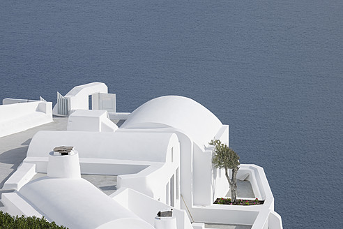 Griechenland, Weiß getünchtes Haus mit Meer im Hintergrund in Oia - RUEF000932