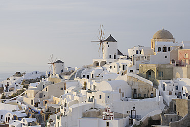 Griechenland, Windmühle mit gepflastertem Weg und grünem Tor im traditionell griechischen Dorf Oia auf Santorin - RUEF000934