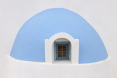 Griechenland, Blick auf die klassische weißgetünchte Kirche im Dorf Oia, Nahaufnahme - RUEF000935