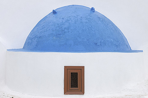 Griechenland, Blick auf die klassische weißgetünchte Kirche im Dorf Oia, Nahaufnahme - RUEF000939