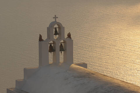 Griechenland, Glockenturm einer weiß getünchten Kirche und Meer im Hintergrund Imerovigli auf Santorin, lizenzfreies Stockfoto