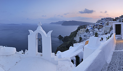 Griechenland, Blick auf das Dorf Oia mit Glockenturm auf Santorin - RUEF000942