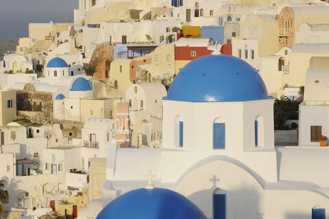 Griechenland, Blick auf die klassische, weiß getünchte Kirche im Dorf Oia, lizenzfreies Stockfoto