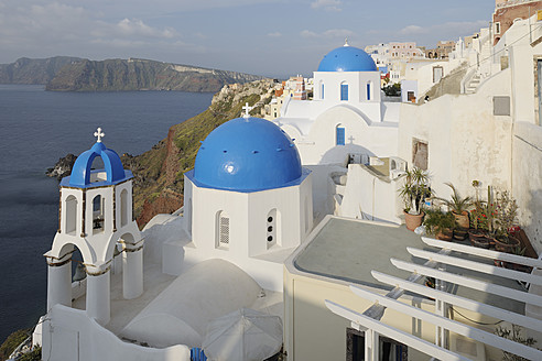 Griechenland, Blick auf die klassische, weiß getünchte Kirche im Dorf Oia - RUEF000946