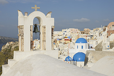 Griechenland, Blick auf das Dorf Oia mit Glockenturm auf Santorin - RUEF000947