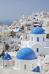 Greece, View of classical whitewashed church of Cyclades at Oia - RUEF000951