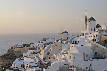 Griechenland, Blick auf das Dorf Oia mit traditionellen griechischen Windmühlen auf Santorin - RUEF000955
