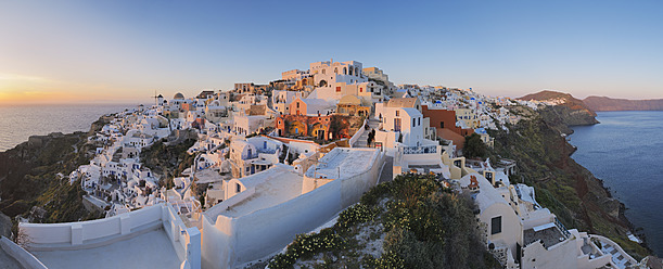 Griechenland, Blick auf das Dorf Oia bei Sonnenuntergang auf Santorin - RUEF000956