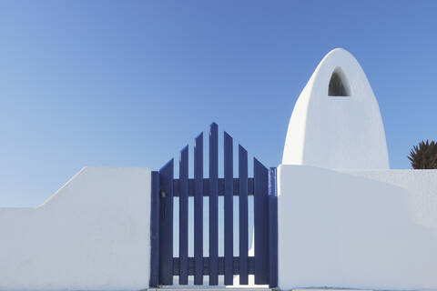 Griechenland, Traditionell griechisches Tor und Schornstein im Dorf Oia auf Santorin, lizenzfreies Stockfoto