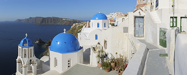 Greece, View of whitewashed church and bell tower at Oia - RUEF000962