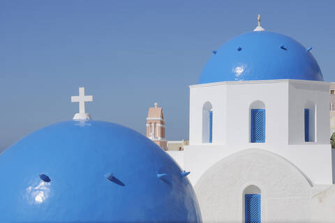 Griechenland, Blick auf die klassisch getünchte Kirche und den Glockenturm in Oia, lizenzfreies Stockfoto