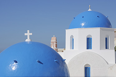 Greece, View of classical whitewashed church and bell tower at Oia - RUEF000964