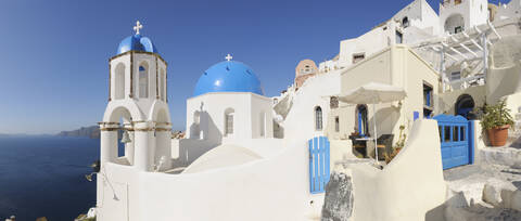 Griechenland, Blick auf die klassisch getünchte Kirche und den Glockenturm in Oia, lizenzfreies Stockfoto