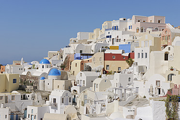 Greece, View of Oia village at Santorini - RUEF000966