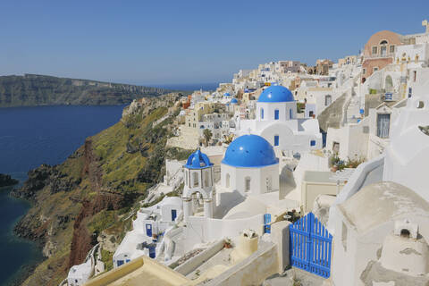 Griechenland, Santorin, Blick auf die klassische weißgetünchte Kirche und den Glockenturm von Oia, lizenzfreies Stockfoto