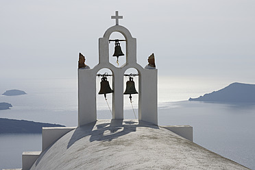 Griechenland, Glockenturm der weiß getünchten Kirche in Imerovigli, Meer im Hintergrund auf Santorin - RUEF000973