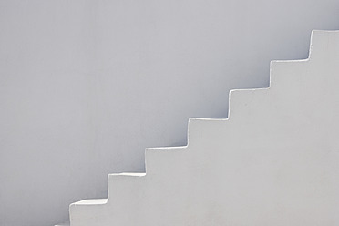 Griechenland, Weiß getünchte Fassade mit Treppe auf Santorin - RUEF000977