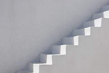 Griechenland, Weiß getünchte Fassade mit Treppe auf Santorin - RUEF000978