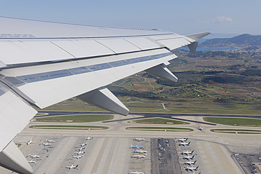 Griechenland, Flugzeug beim Abflug vom Flughafen Athen - RUEF000990