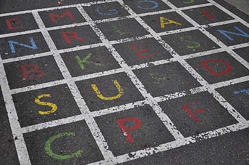 Deutschland, Baden Wuerttermberg, Buntes Buchstabenspiel auf Asphalt - AXF000150