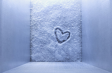 Frozen heart shape in freezer - KSWF001008