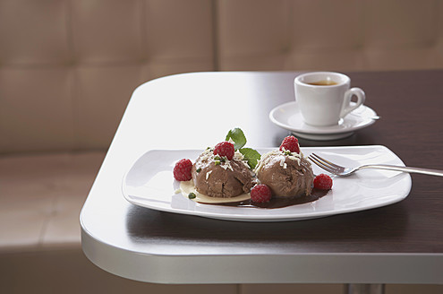 Schokoladeneis mit Himbeeren, Espresso im Hintergrund - KSWF001001