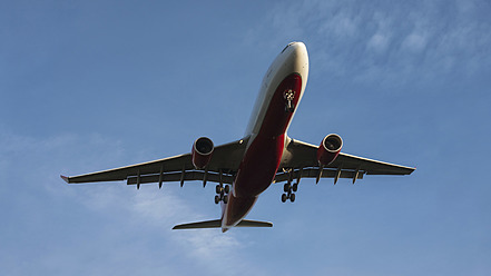 Deutschland, Bayern, München, Flugzeug fliegt in den Himmel - RDF001033