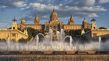 Spanien, Blick auf den Palau National mit Springbrunnen - RDF001015