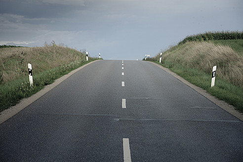 Germany, Ingolstadt, View of empty country road - FLF000105